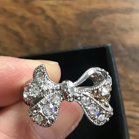 NWT Avon Take A Bow Ring Small Silvertone - Picture 1 of 10